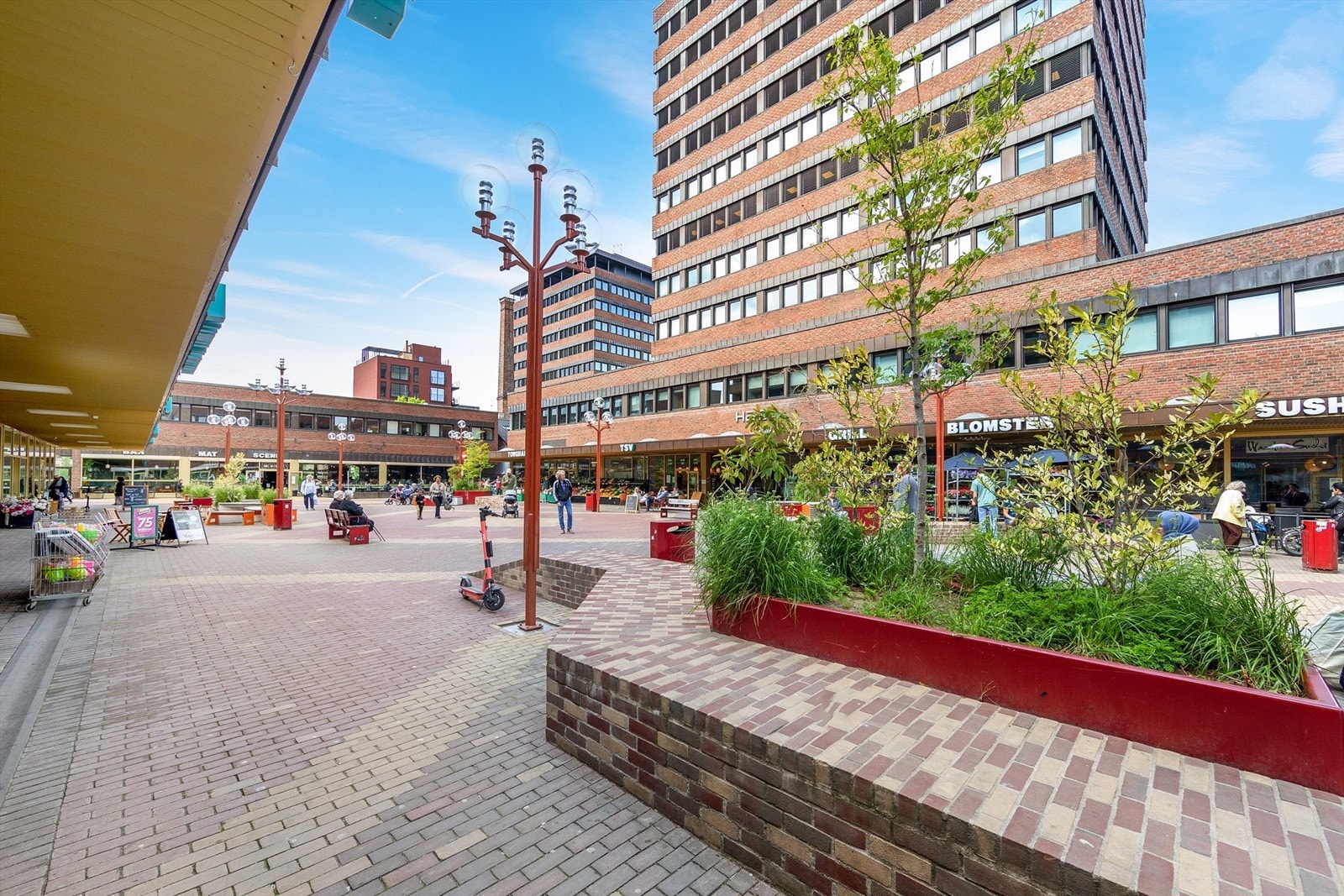 Tøyen Torg er en populær samlingsplass for bydelens beboere med et rikt utvalg av serveringssteder, nisjeforretninger og gode kollektivbindelser (T-bane og buss) Galleribilde