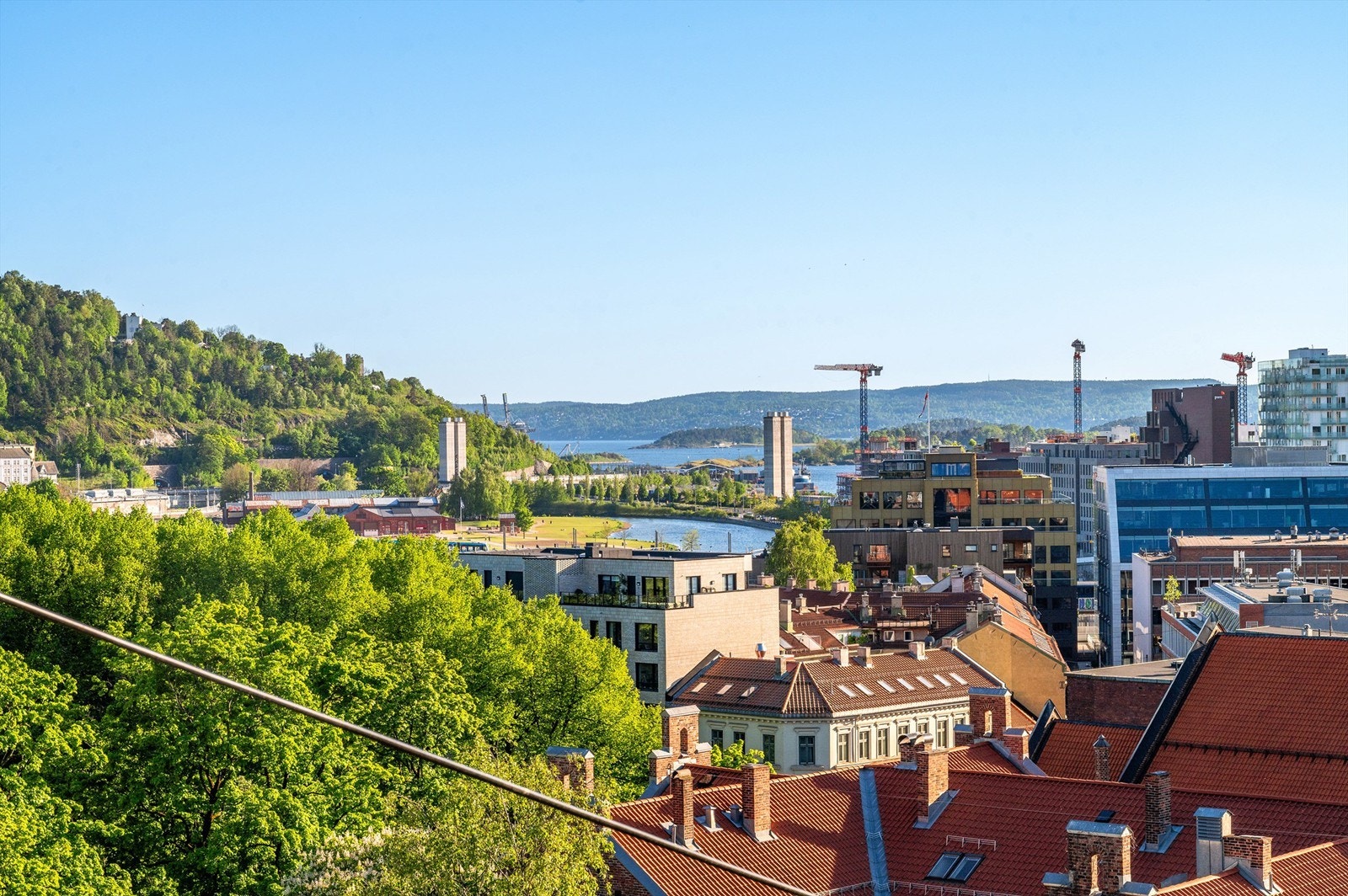 Selger opplyser om sol fra rundt kl. 11-19 med utgangspunkt i midtsommers Galleribilde