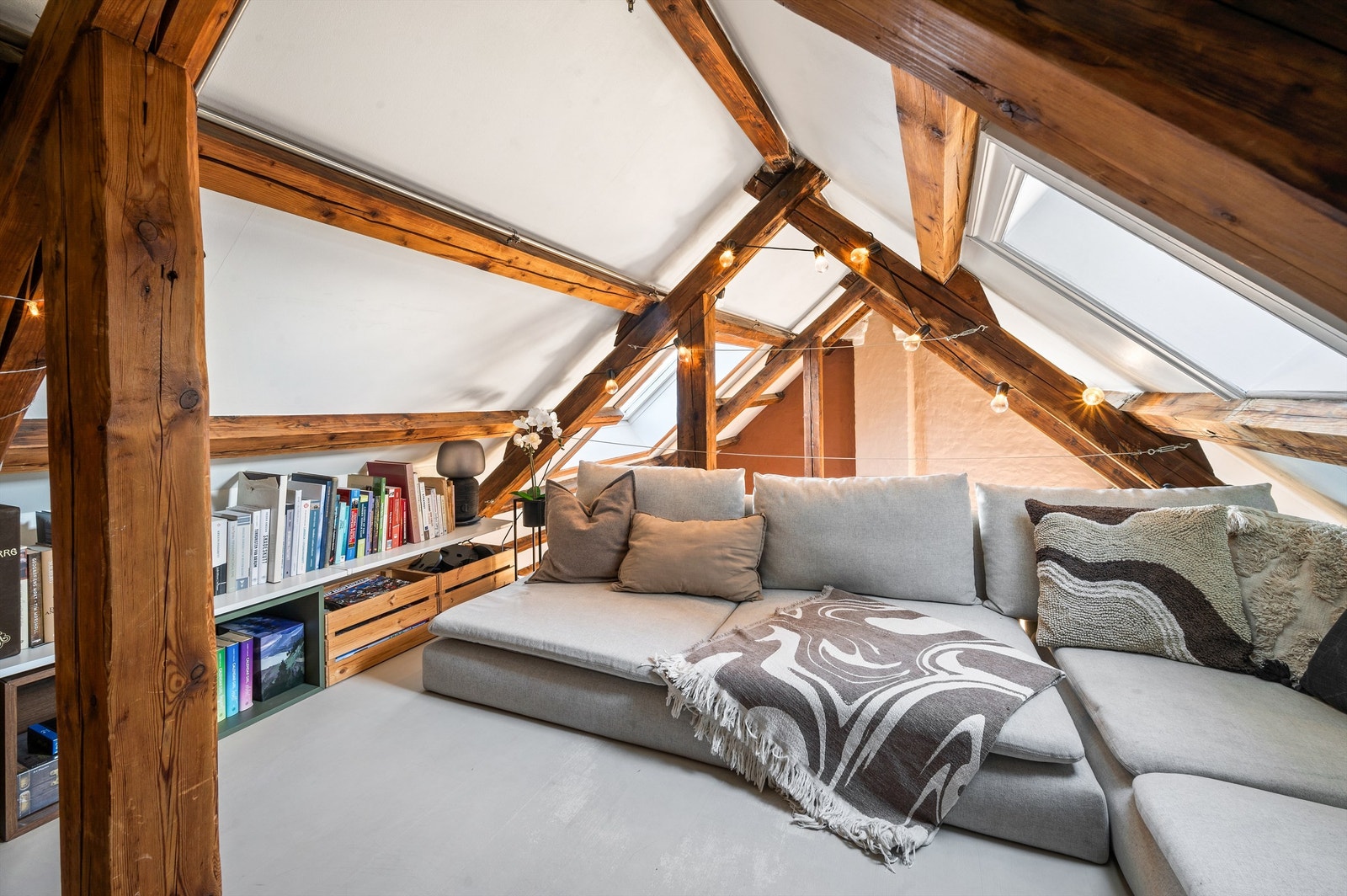 Leiligheten har en stor hems med gulvareal på hele 21 kvm. Galleribilde