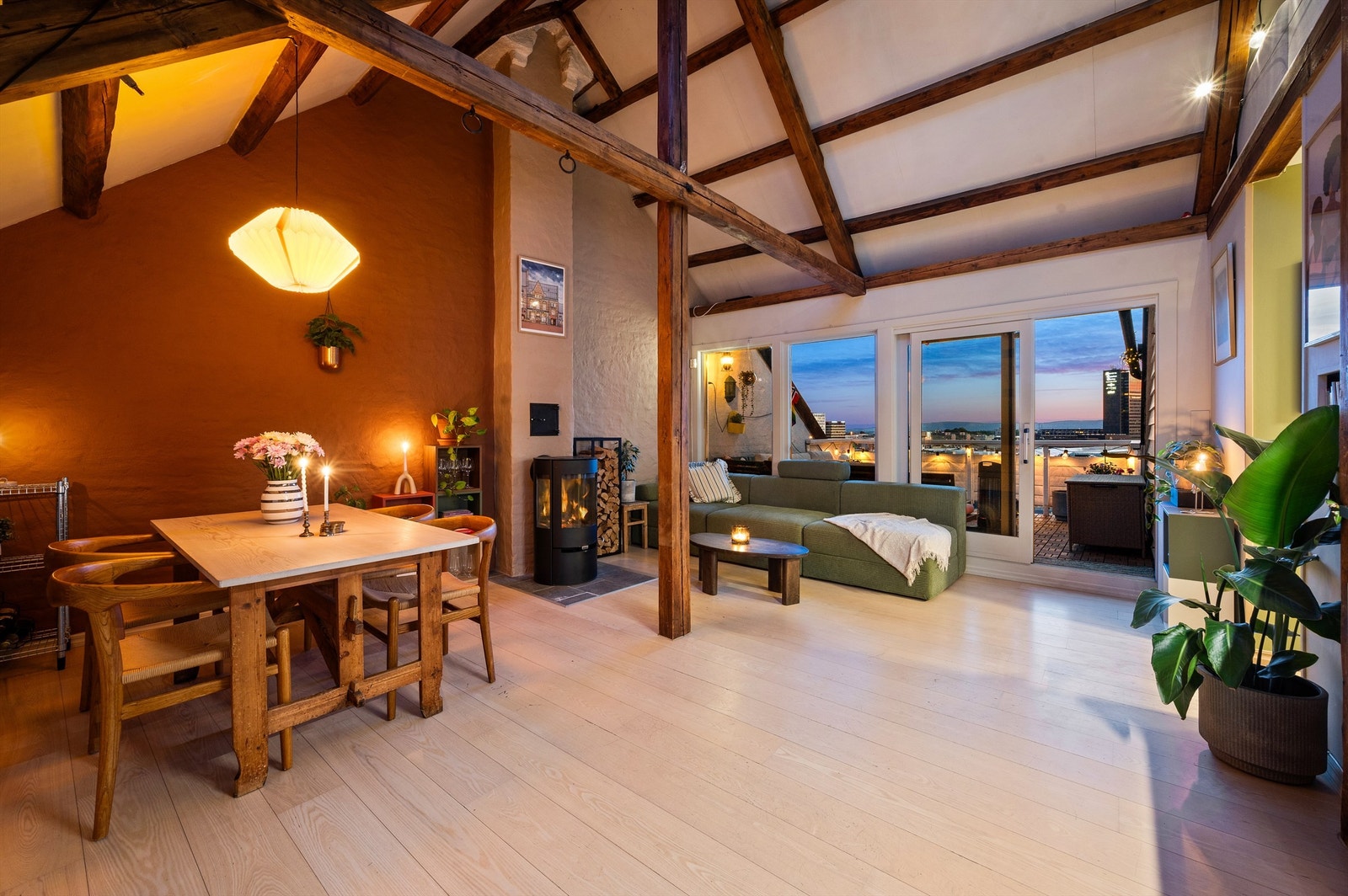 En lekker og innholdsrik 3-roms toppleilighet med en romslig og solrik takterrasse. Galleribilde