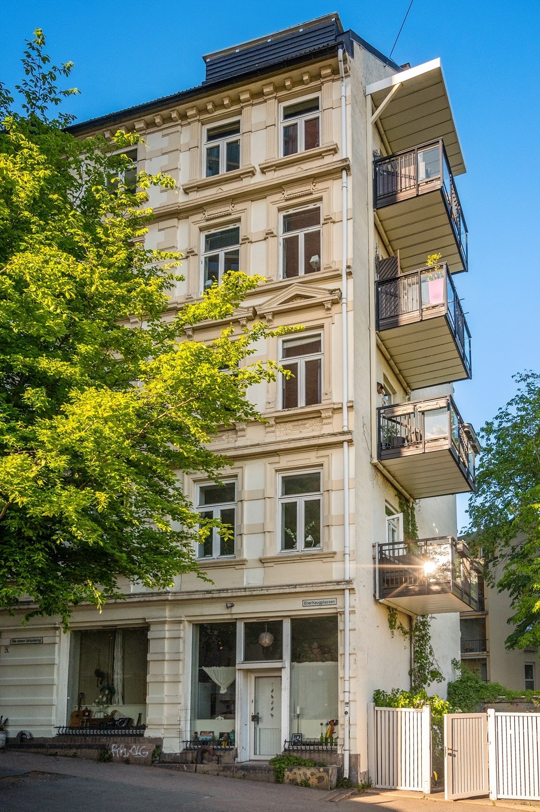 Flott og klassisk bygård fra 1896. Galleribilde