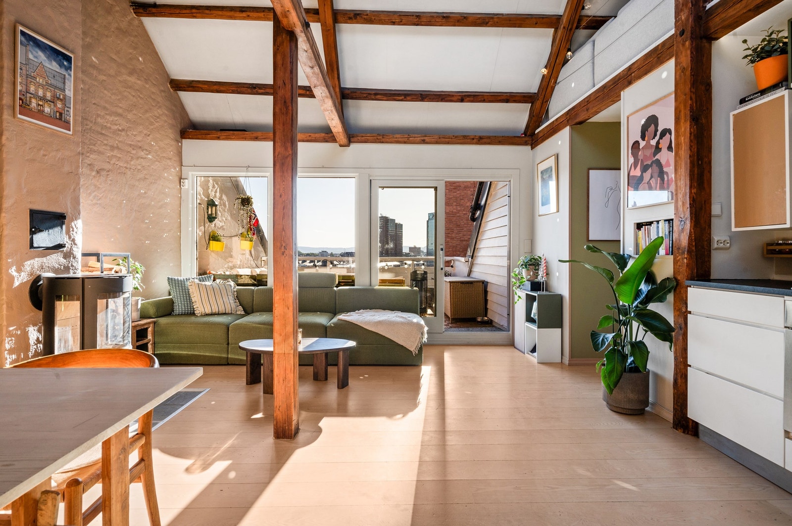 Flott og romslig stue med store vindusflater. Galleribilde