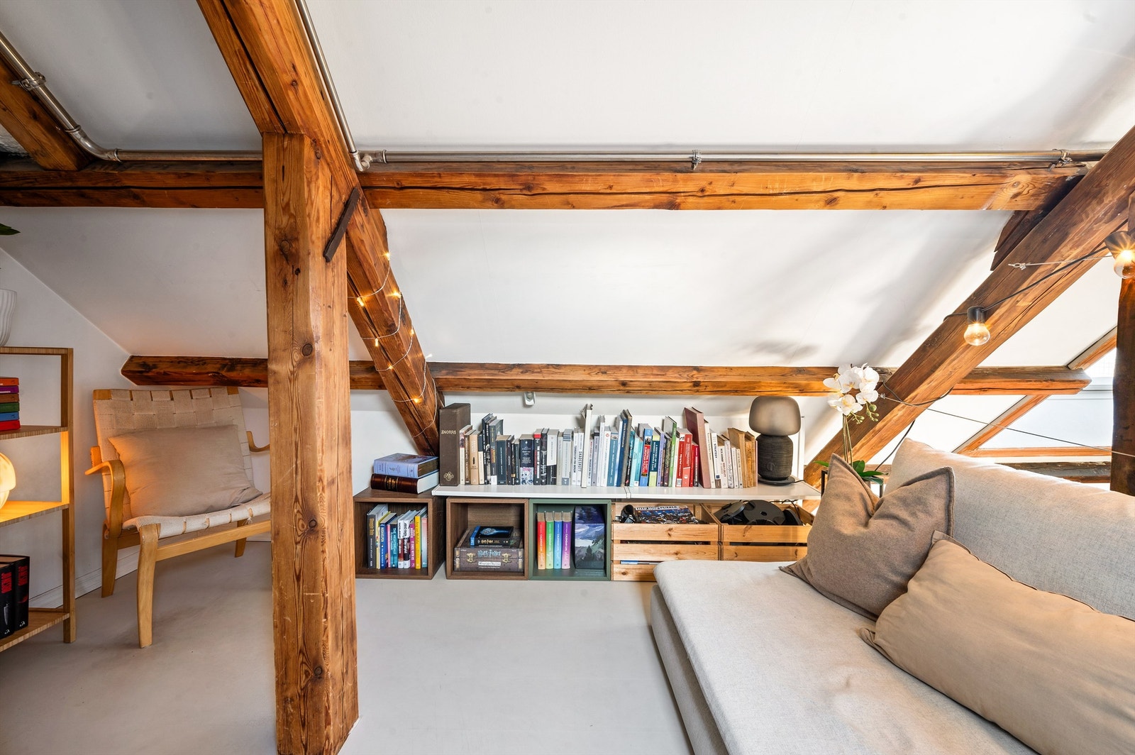 Hemsen er i dag innredet som ekstra stue og kontor/gjesterom. Galleribilde