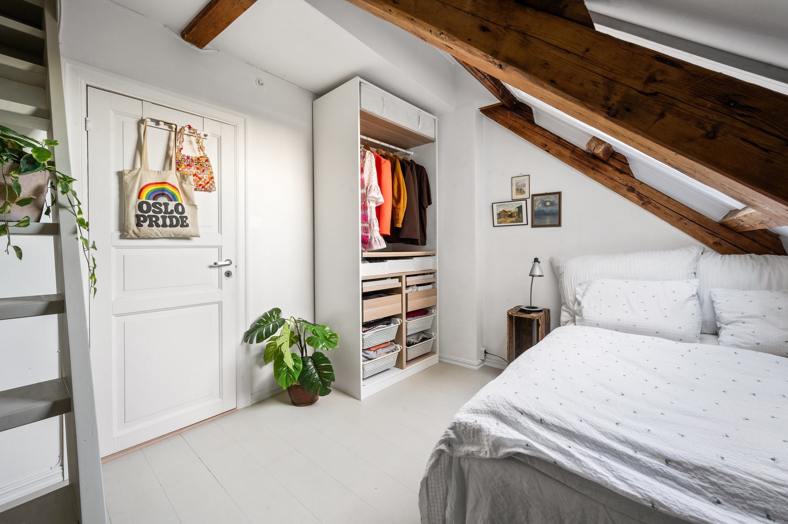 Det er god plass til seng med tilhørende nattbord og oppbevaring i garderobeskap. Galleribilde