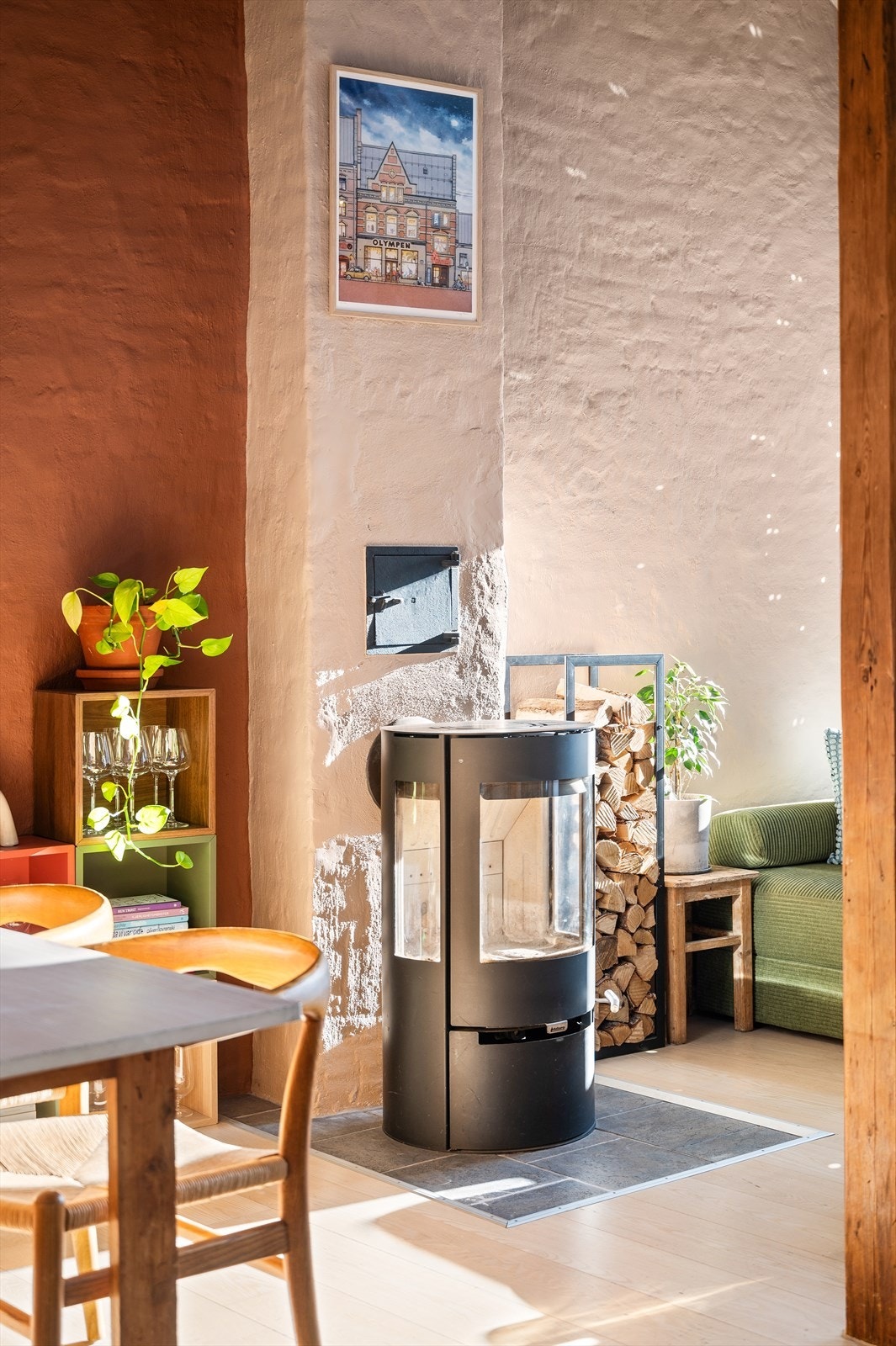 Med fin plassering i rommet har man en peisovn som gir en lun og hyggelig atmosfære, samt godt med varme på kalde høst- og vinterdager. Galleribilde