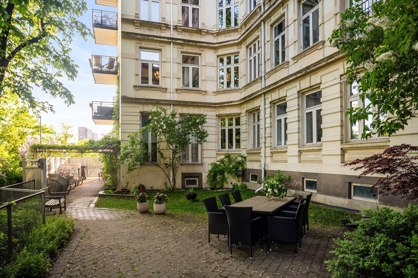 Hyggelig bakgård som kan benyttes av beboere. Galleribilde