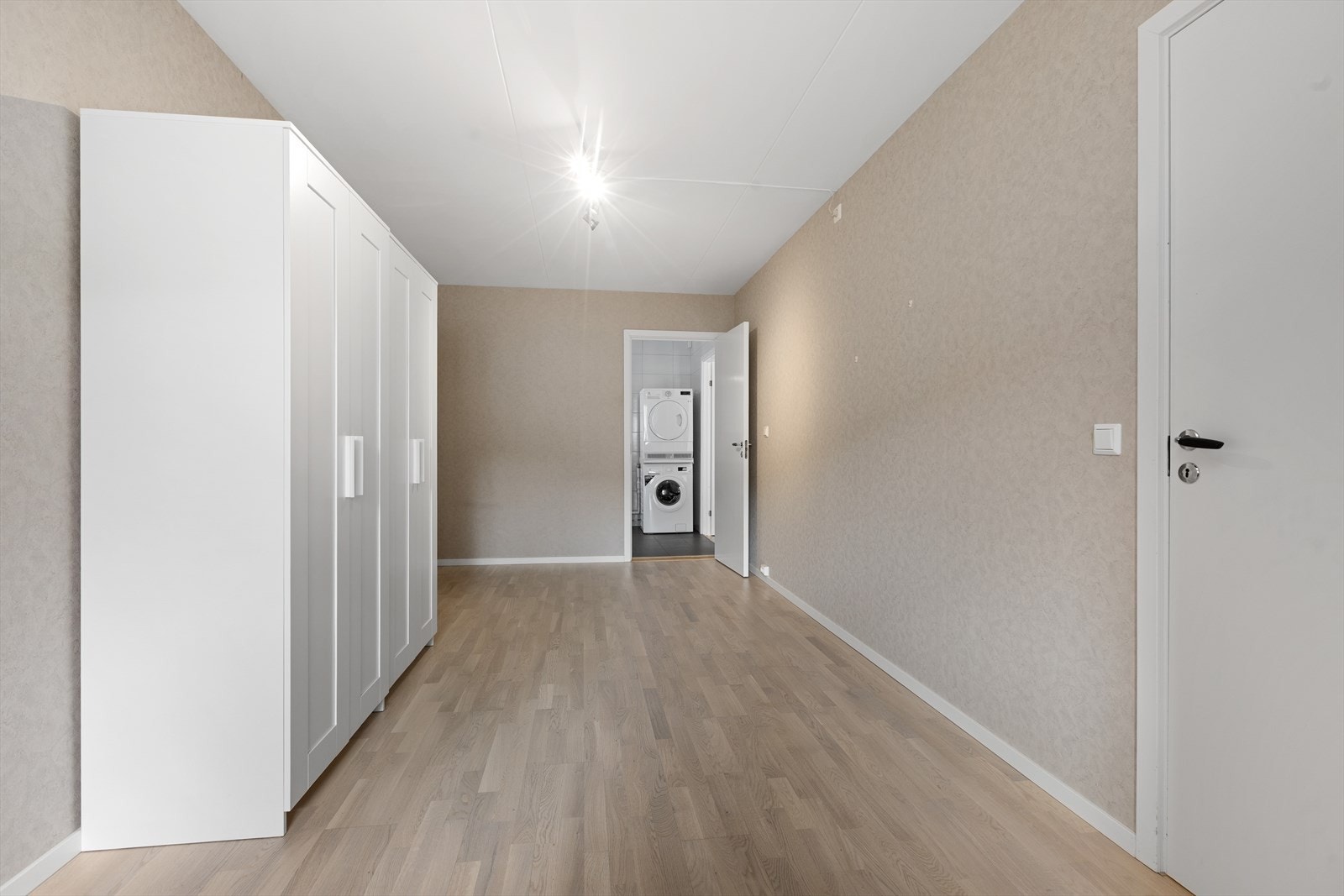 Romslig soverom med garderobeskap Galleribilde