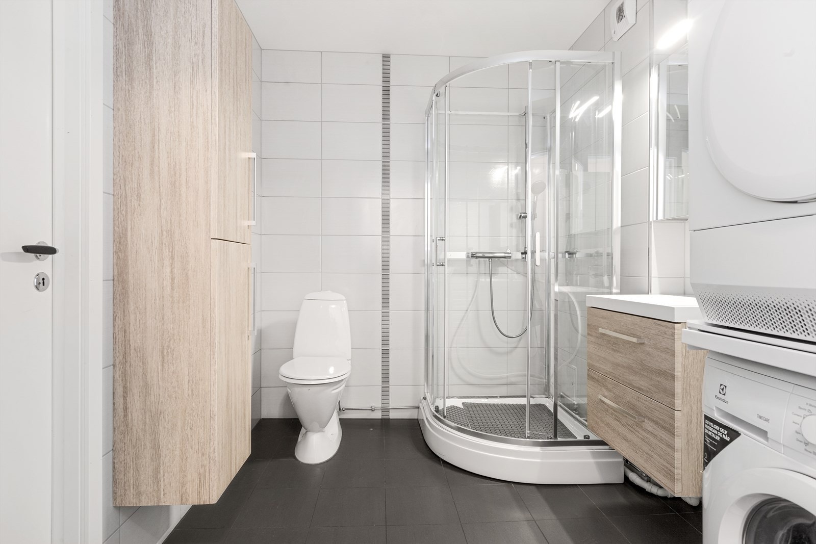 Tiltalende bad/wc/vaskerom ble oppusset i 2017 og har fliser med varmekabler på gulv og flislagte vegger. Dusjkabinett. Oppvaskmaskin og tørketrommel medfølger Galleribilde