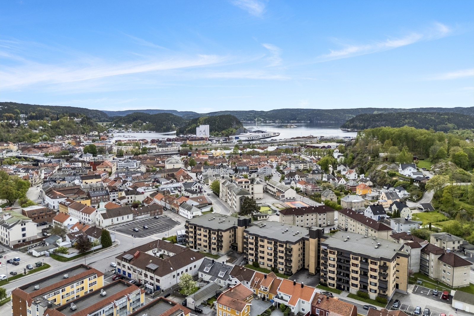 Fra leiligheten er det gangavstand (ca. 1 km.) over til den flotte sydsiden av Halden sentrum med jernbanestasjon, bussholdeplass og til byens fine torg og havneområde med diverse restauranter, puber, gjestehavn, butikker, hoteller, kultursal m.m Galleribilde