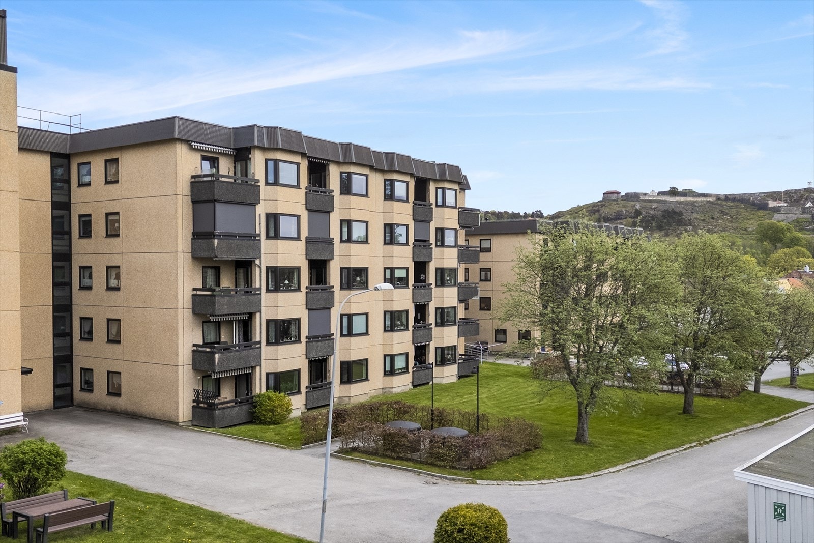 Det er kort gange bort til byens trivelige gågate og til Busterudparken. Der finnes offentlige kontorer, cafeer, restauranter, små butikker og diverse tjenestetilbud Galleribilde