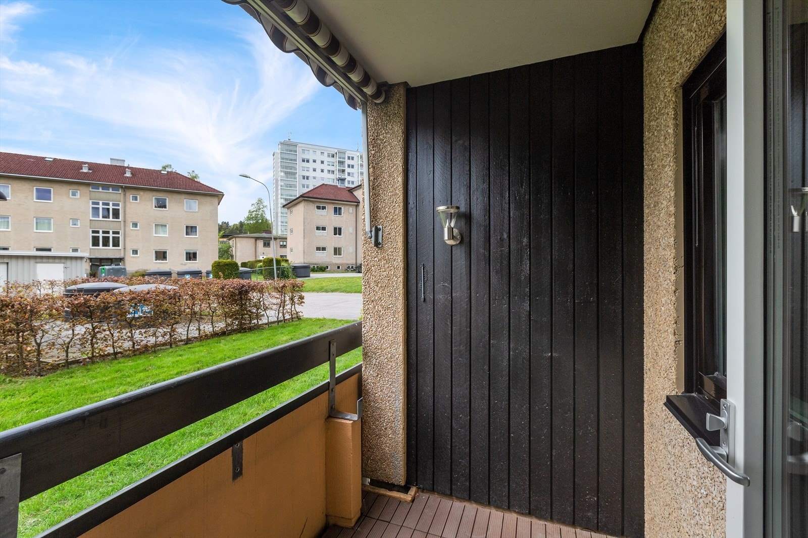 Fra stue er det utgang til vestvendt og solrik balkong på ca. 3 kvm mot borettslagets hageareal Galleribilde