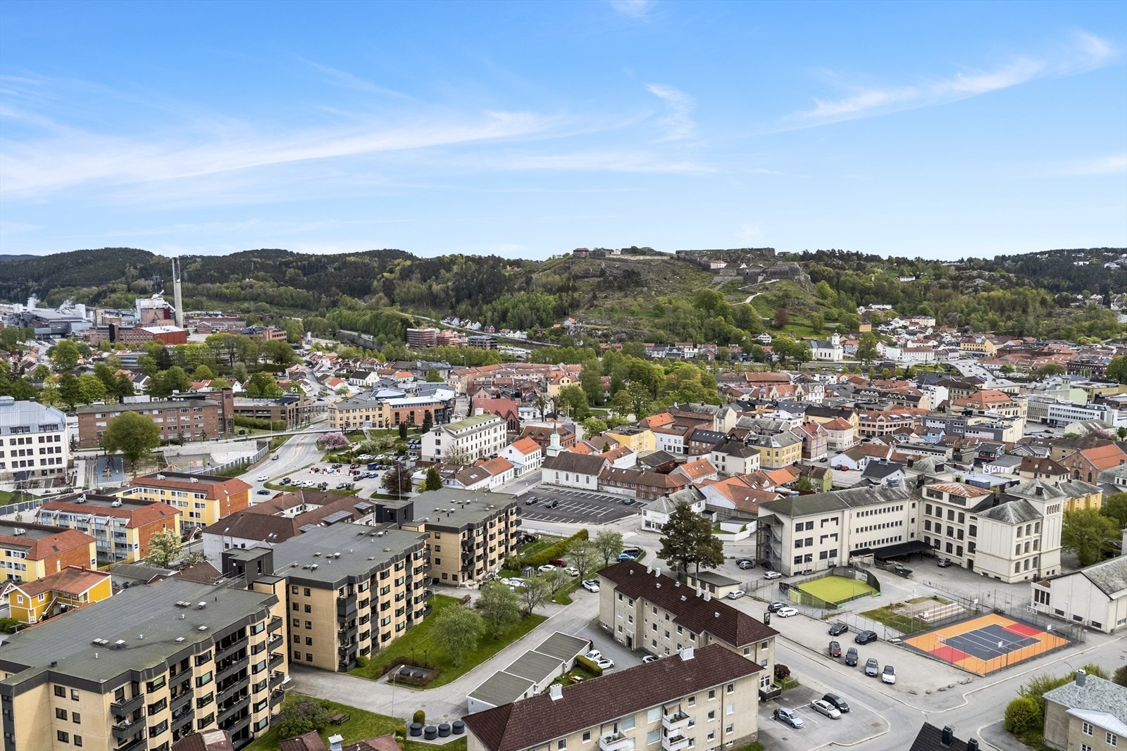 Fra leiligheten er det kort vei (ca. 650 meter) til byens største kjøpesenter/handelsområde mot elven ved Tista senteret og høvleriområdet. Her finnes et mangfold av butikker med et bredt vareutvalg Galleribilde