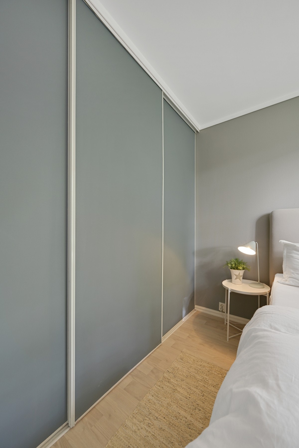 På soverommet er det stor skyvedørsgarderobe. Galleribilde