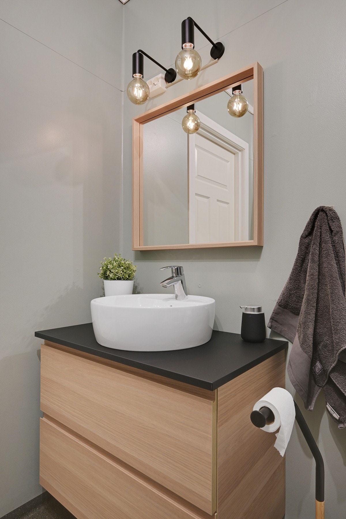 Det er varmekabler, nytt servantskap i 2018, wc, dusjhjørne med buede dører og opplegg for vaskemaskin. Galleribilde