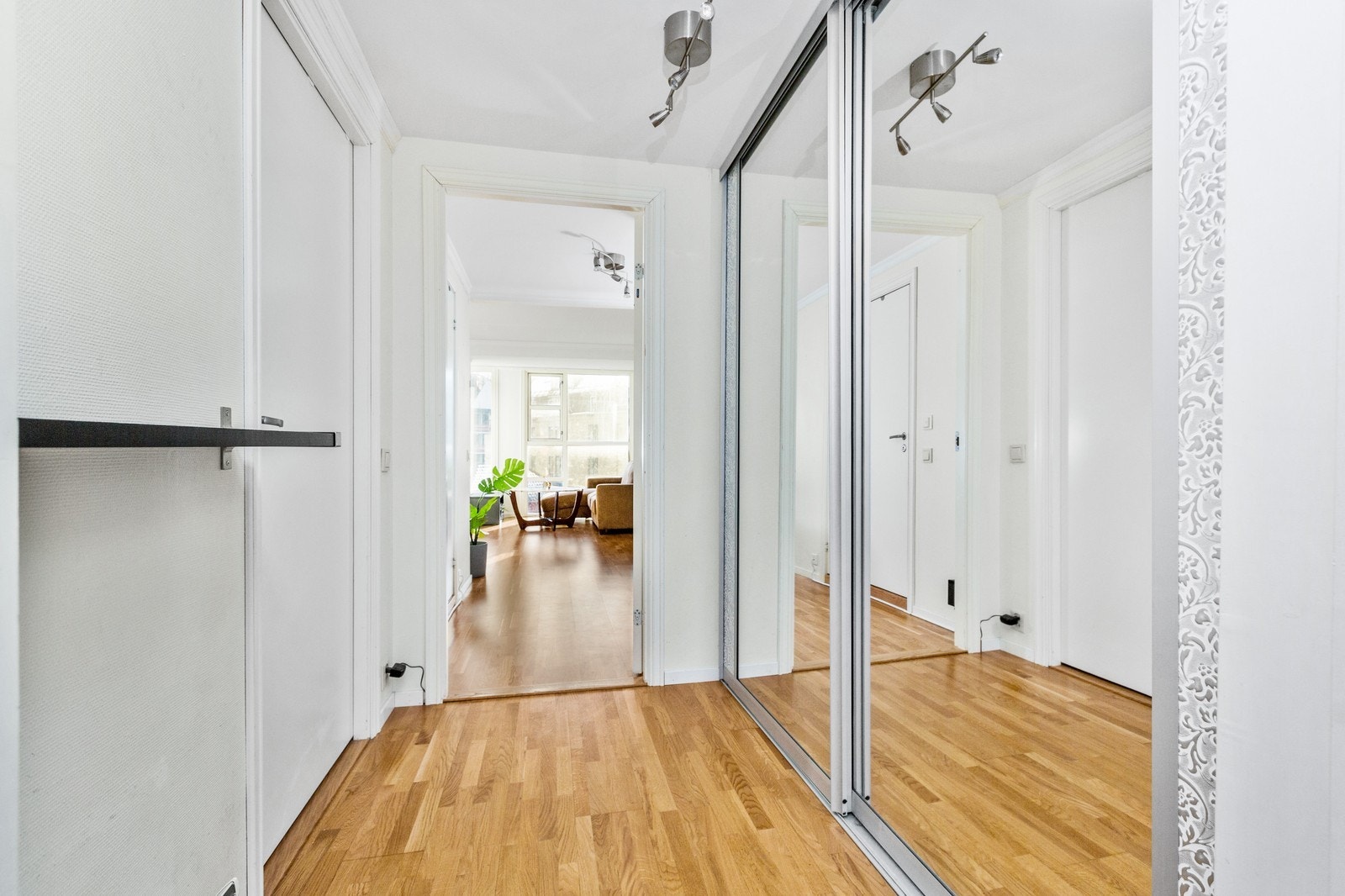 Gang med romslig skyvedørsgarderobe. Galleribilde