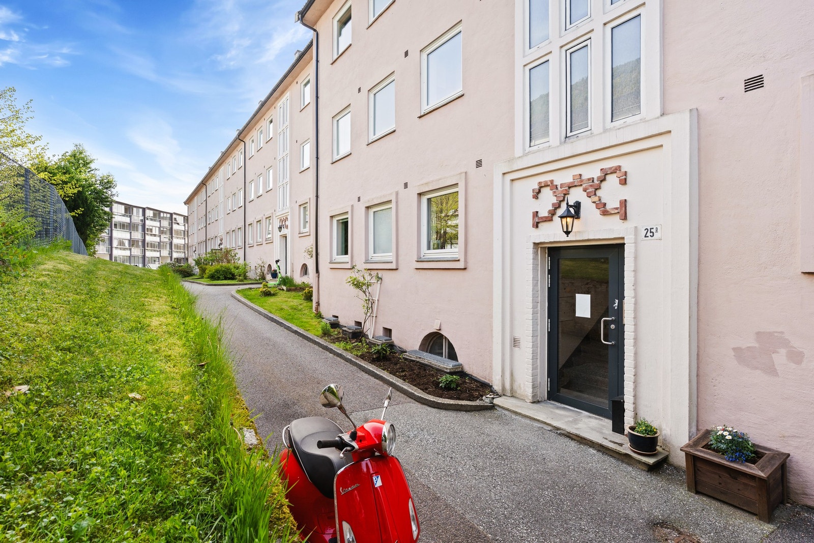 Det er også gode parkeringmuligheter rundt eiendommen. Er drømmen å bo i en flott leilighet med attraktiv beliggenhet bør du ikke la denne muligheten gå fra deg! Galleribilde