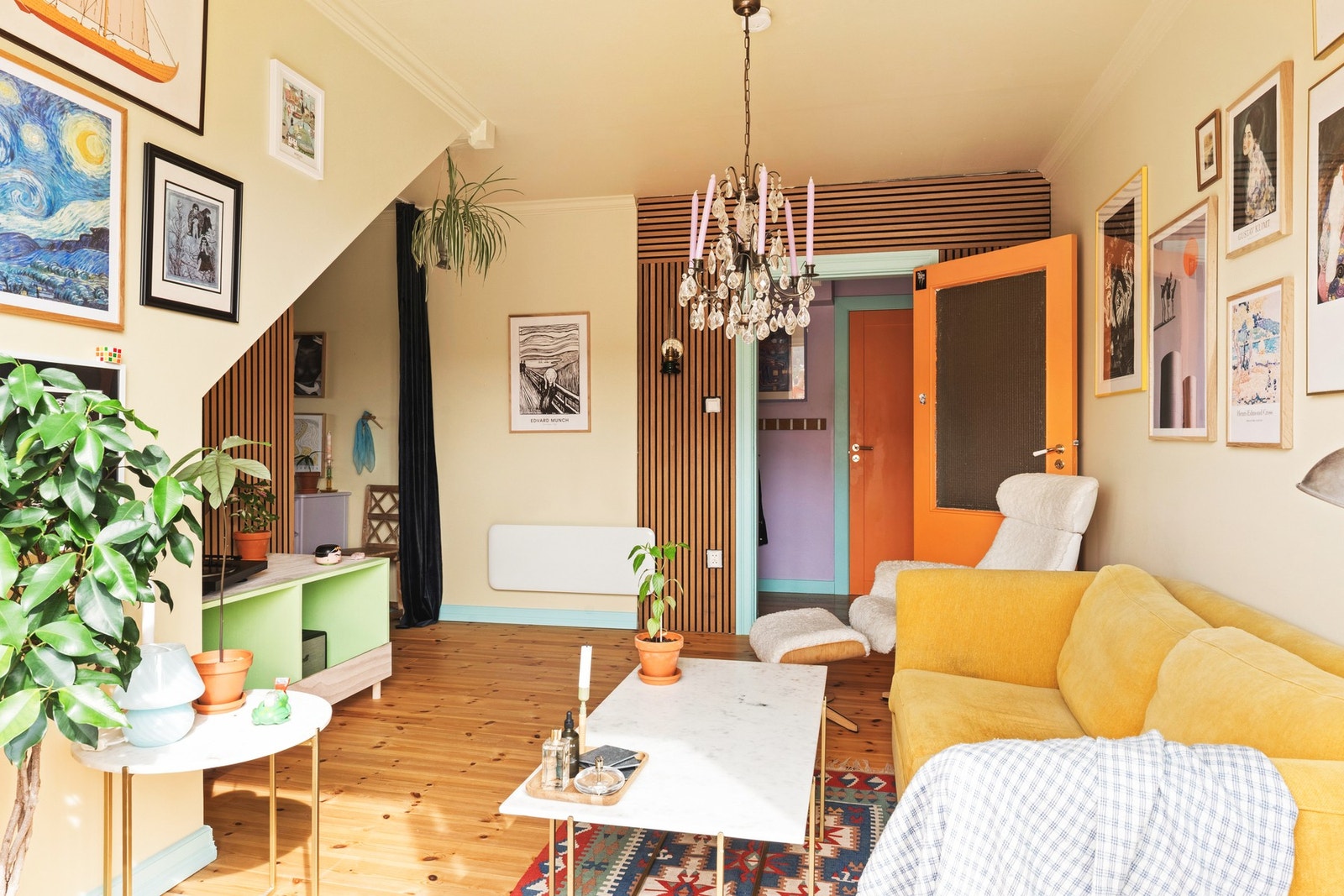 Her er det plass til ønsket innredning med både sofa- og spisebord. Leiligheten har en smart utformet sovealkove, avdelt med spileplater og gardin, som gir en funksjonell og skjermet soveplass. Galleribilde