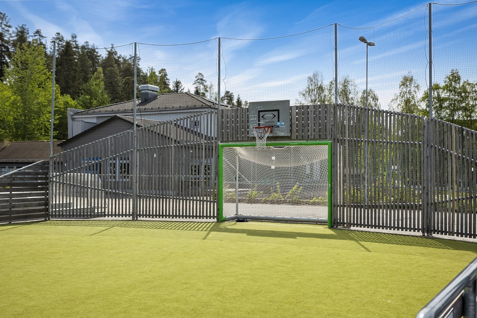 - Det er både fotballbaner og lekeplasser i umiddelbar nærhet til glede for barna - Galleribilde