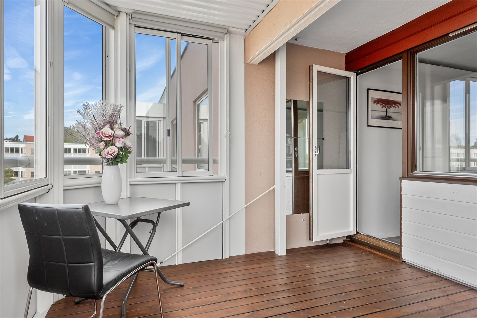 - Fra stuen har du utgang til en herlig innglasset balkong - Galleribilde