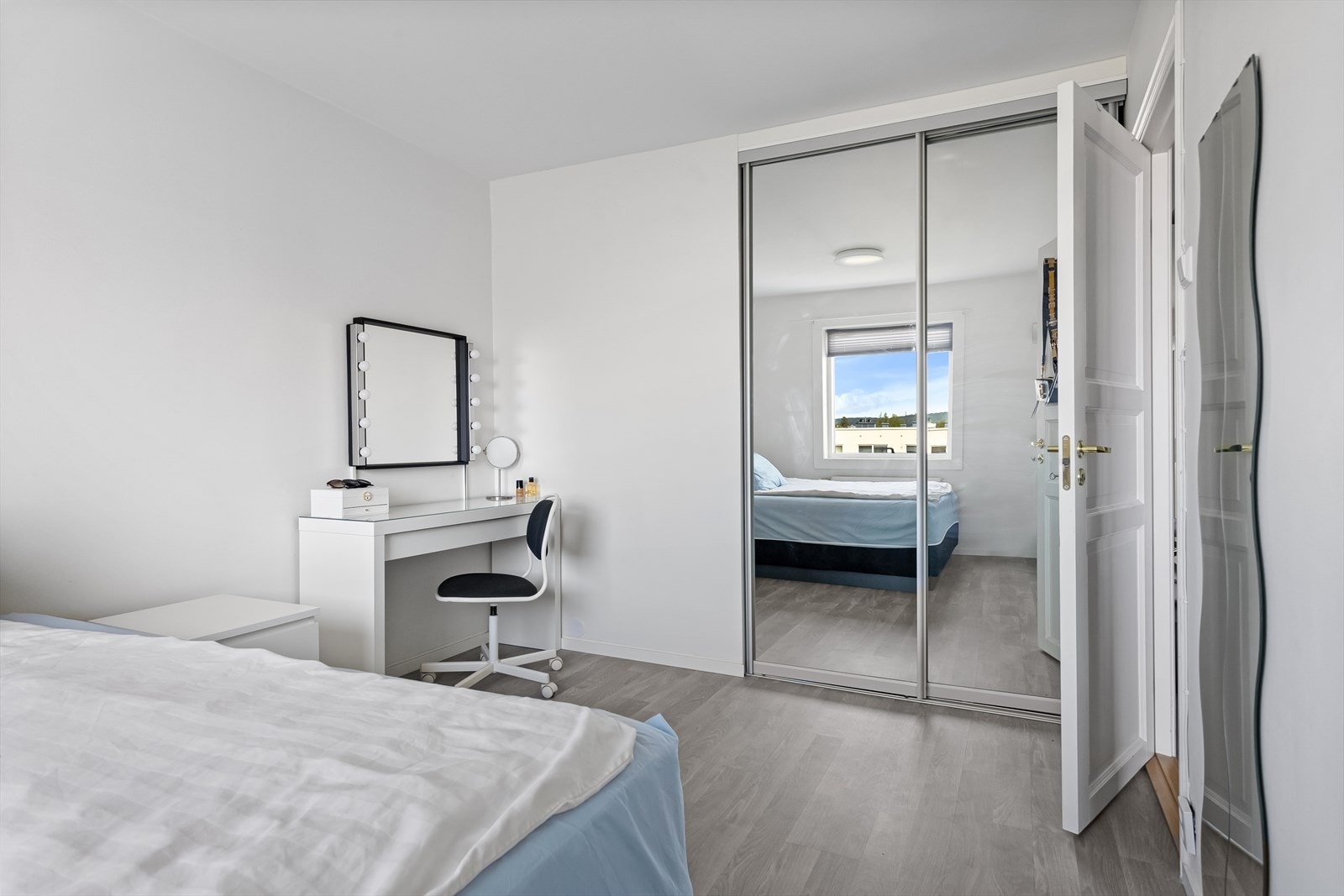 - Soverom 1 med praktisk skyvedørsgarderobe - Galleribilde