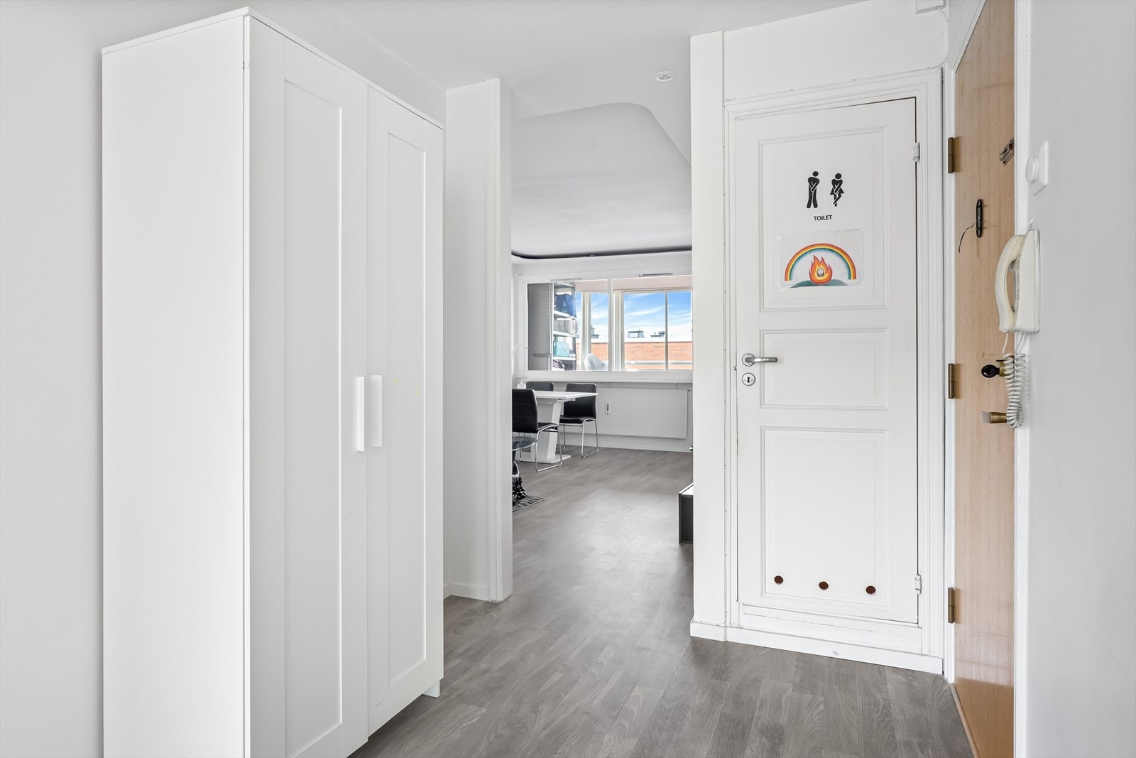 - Velkommen inn i en lys og innbydende entré - Galleribilde