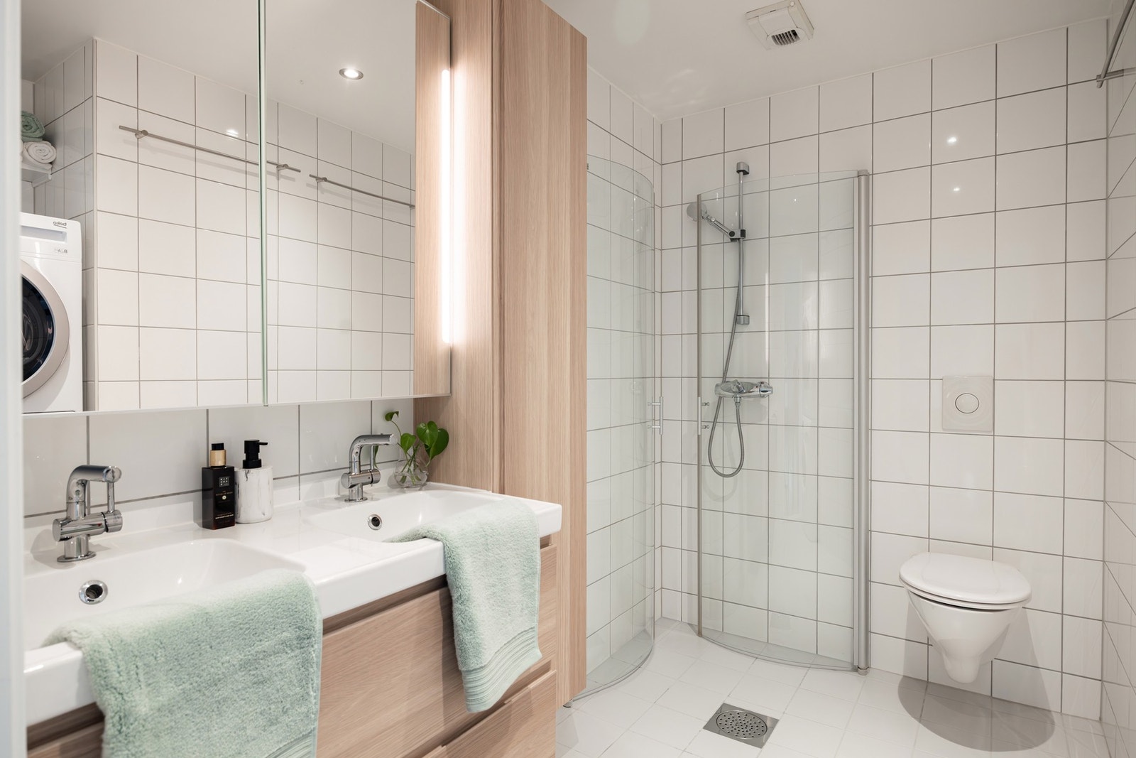 Romslig bad med varme i gulv. Galleribilde