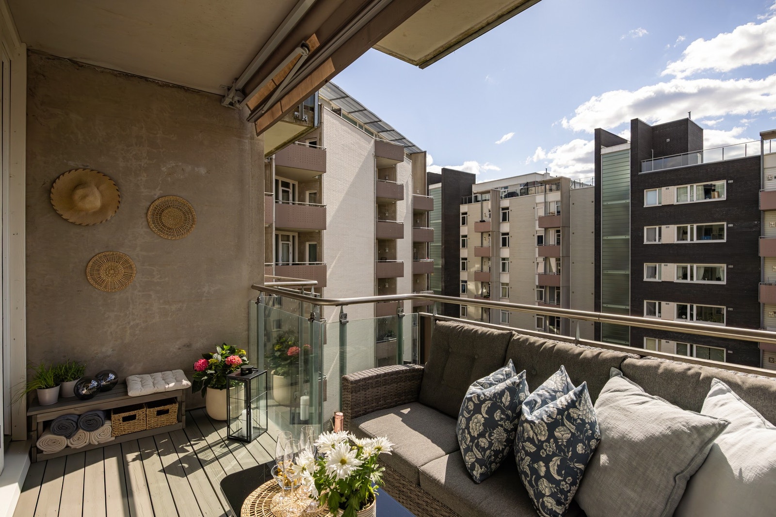 God plass til spisebordsgruppe og loungemøbler på balkong. Praktisk elektrisk markise. Galleribilde