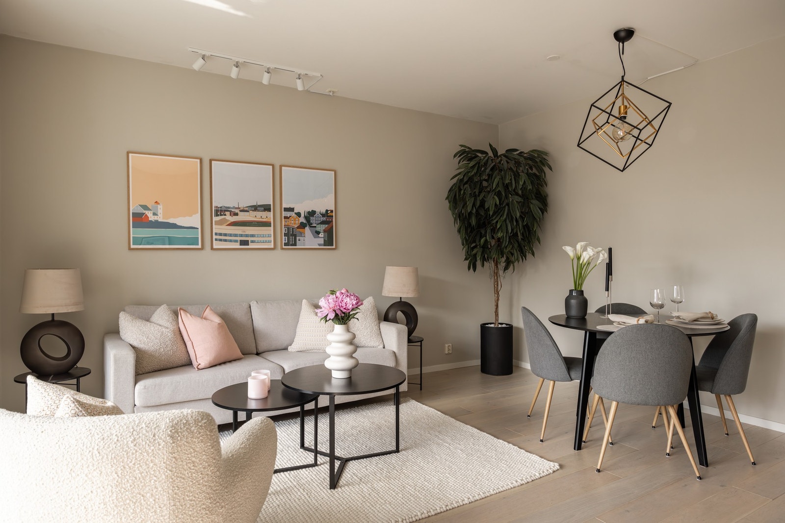 Generøs takhøyde og naturlig soneinndeling. Galleribilde