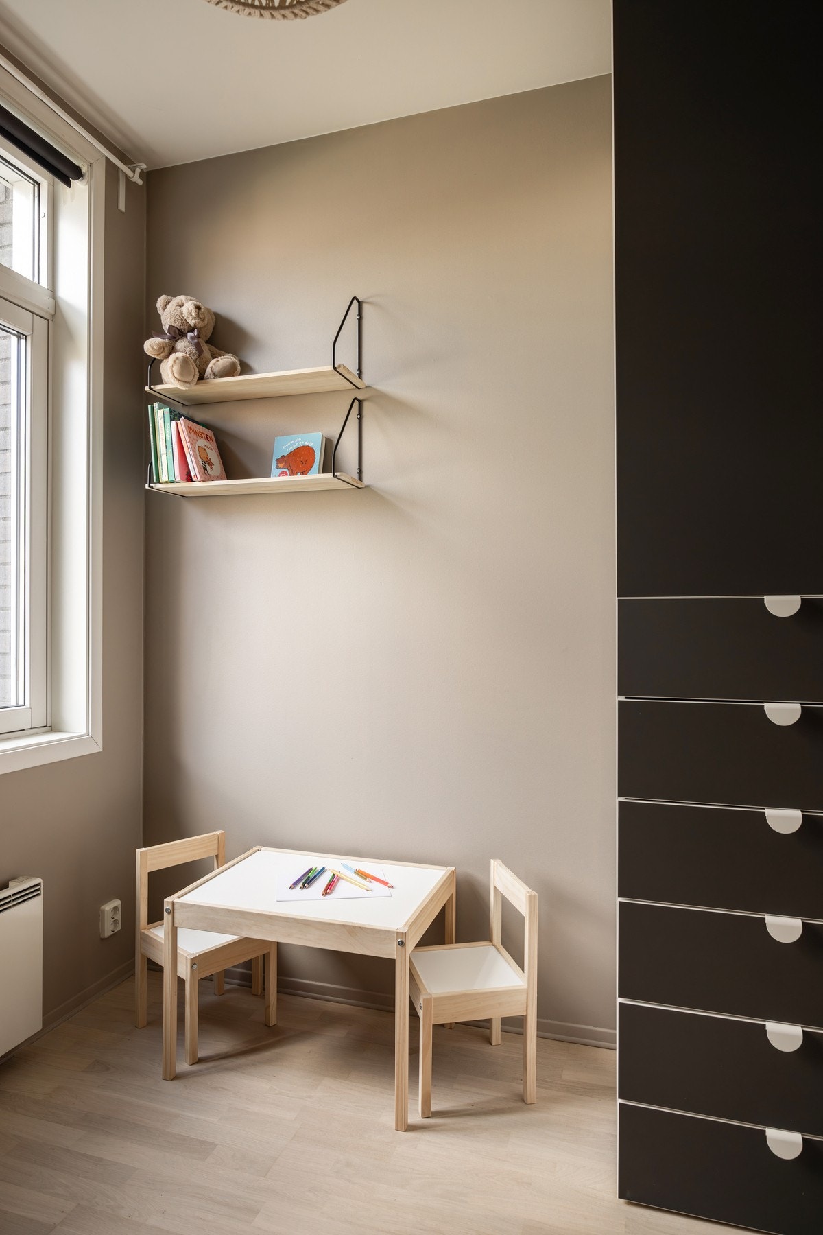 Det store vinduet gir godt med lys til rommet. Galleribilde