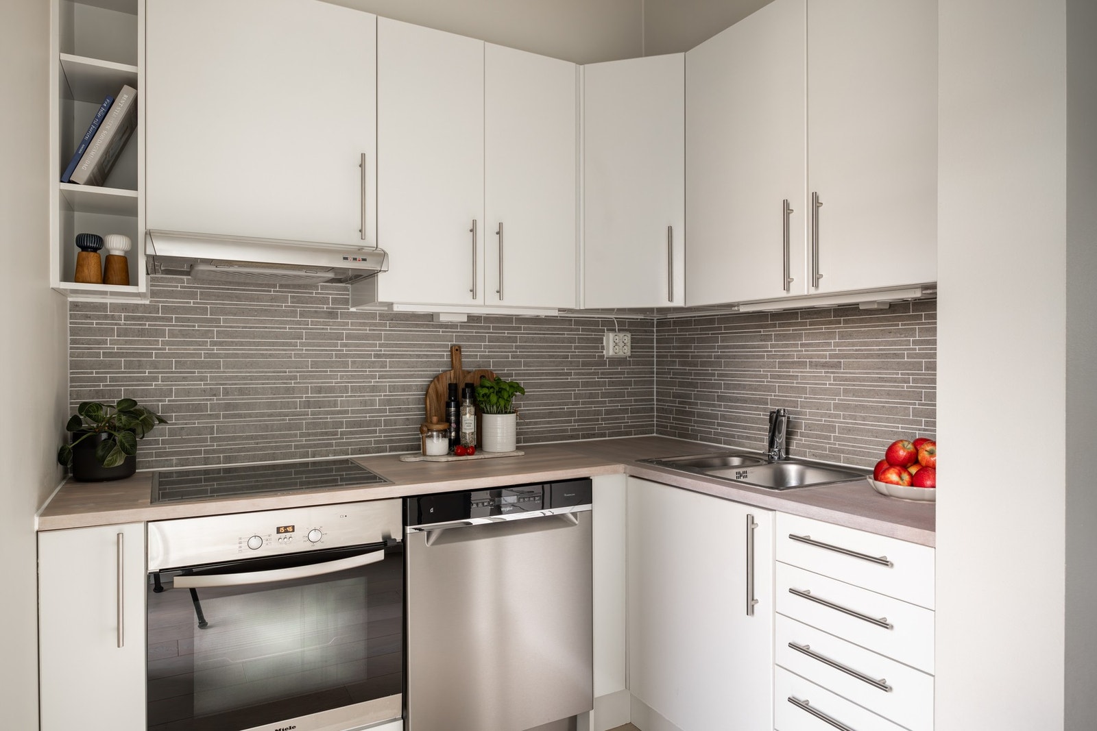 Tidløst kjøkken med ny platetopp fra 2022 og ny oppvaskmaskin fra 2024. Galleribilde