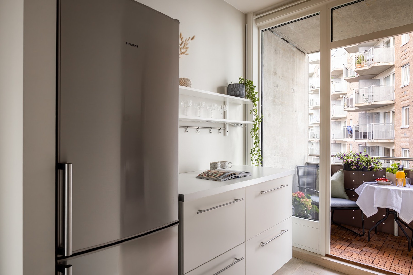 Fra kjøkkenet er det utgang til en hyggelig balkong. Galleribilde