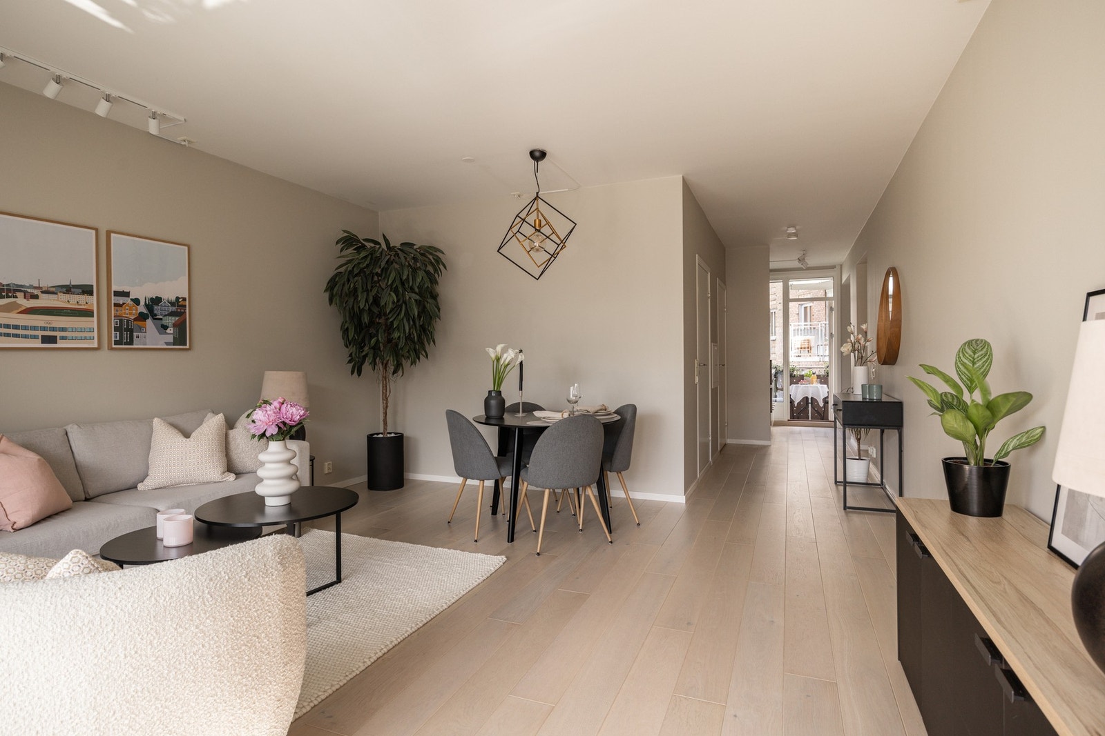 Det ble lagt nytt gulv i gang, kjøkken og stue i 2017. Galleribilde