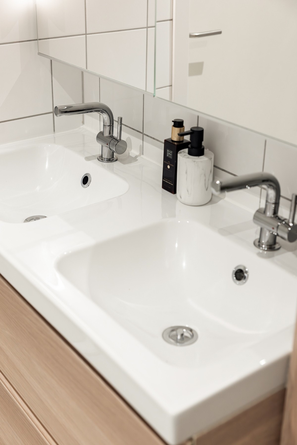 Dobbel servant og speilskap. Galleribilde