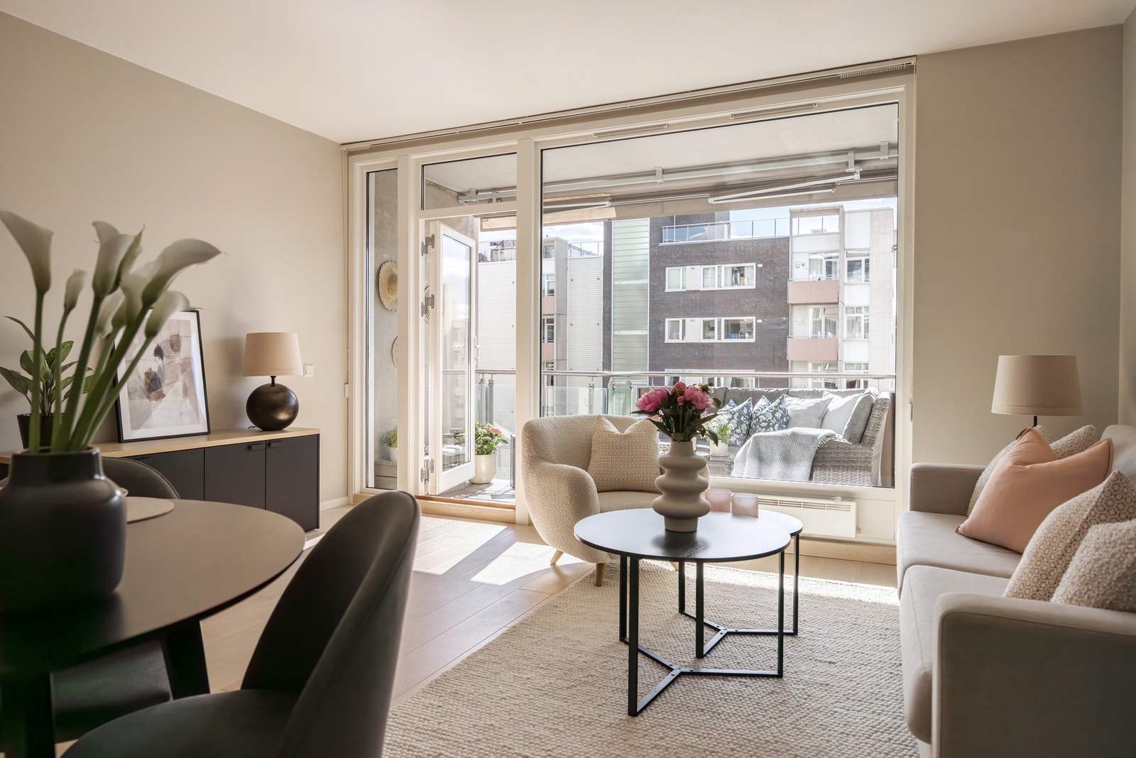 Et lyst og moderne hjem med store vindusflater som gir mye naturlig lys. Galleribilde