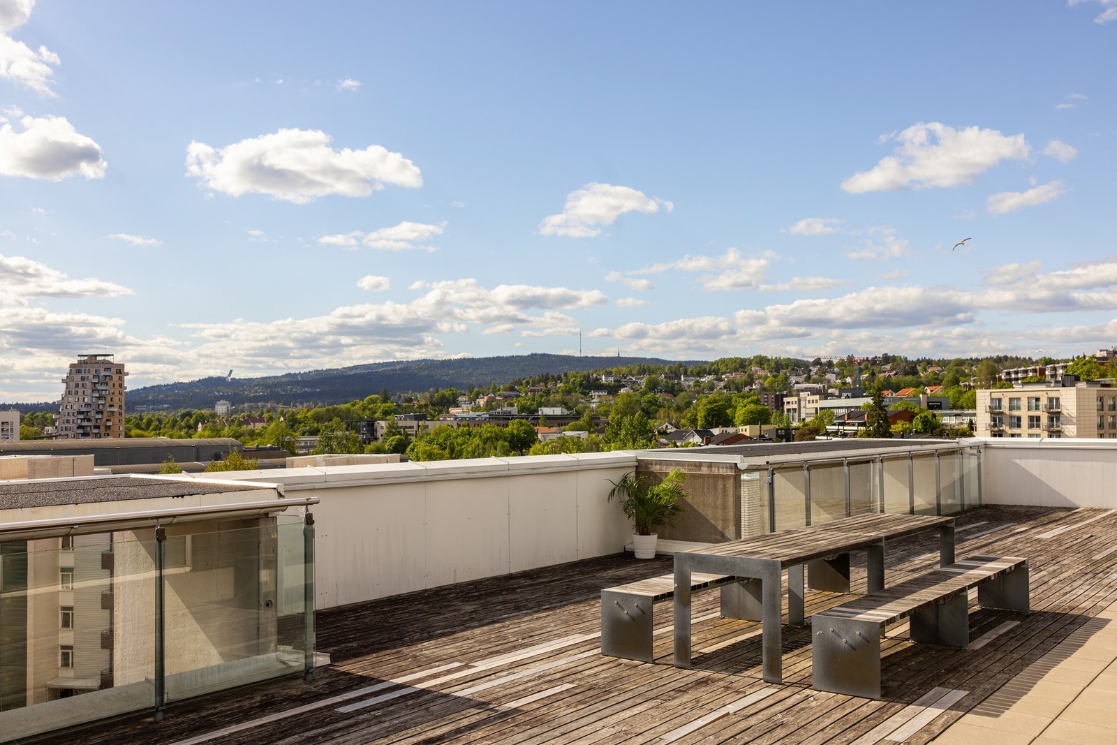På taket er en stor, felles takterrasse med mange sittegrupper. Galleribilde