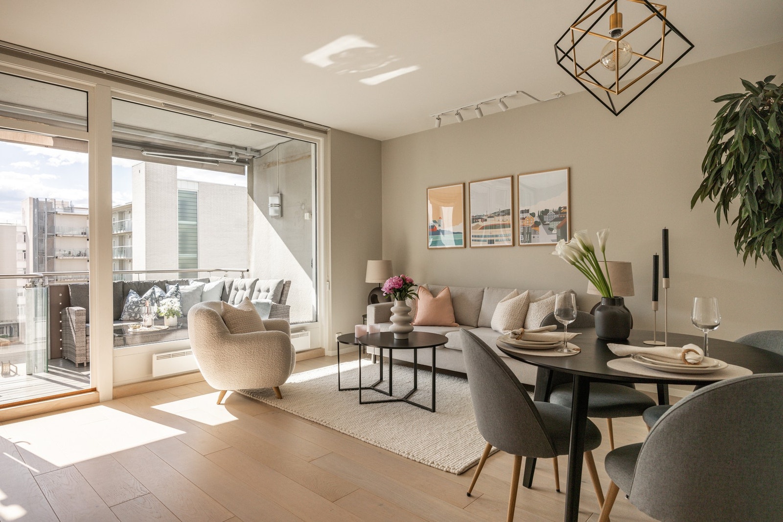 Sosialt oppholdsrom med plass til sofagruppe og spisebord. Galleribilde