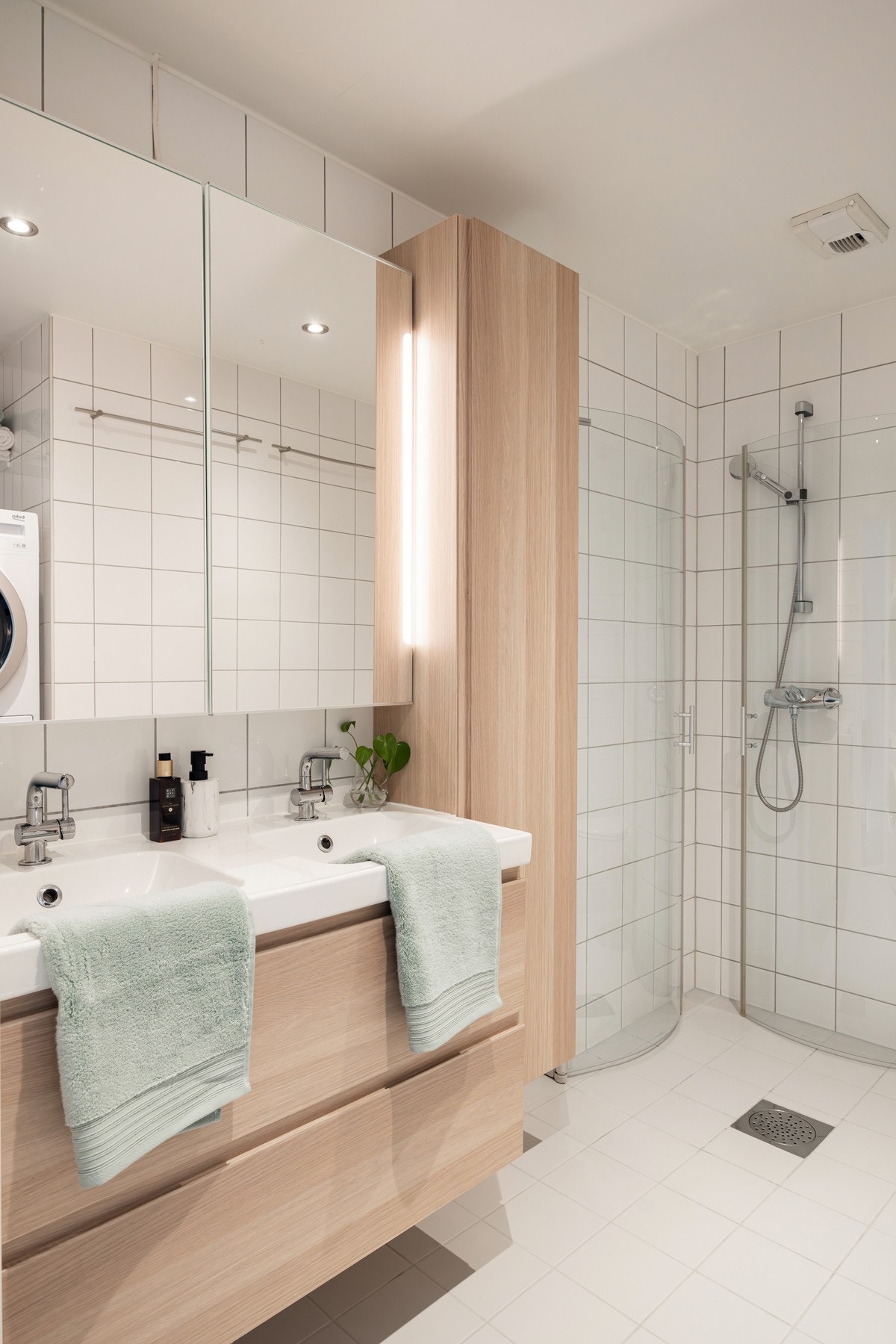 Nye fuger på hele gulvet og veggene i dusjsonen, utført mai 2025. Galleribilde