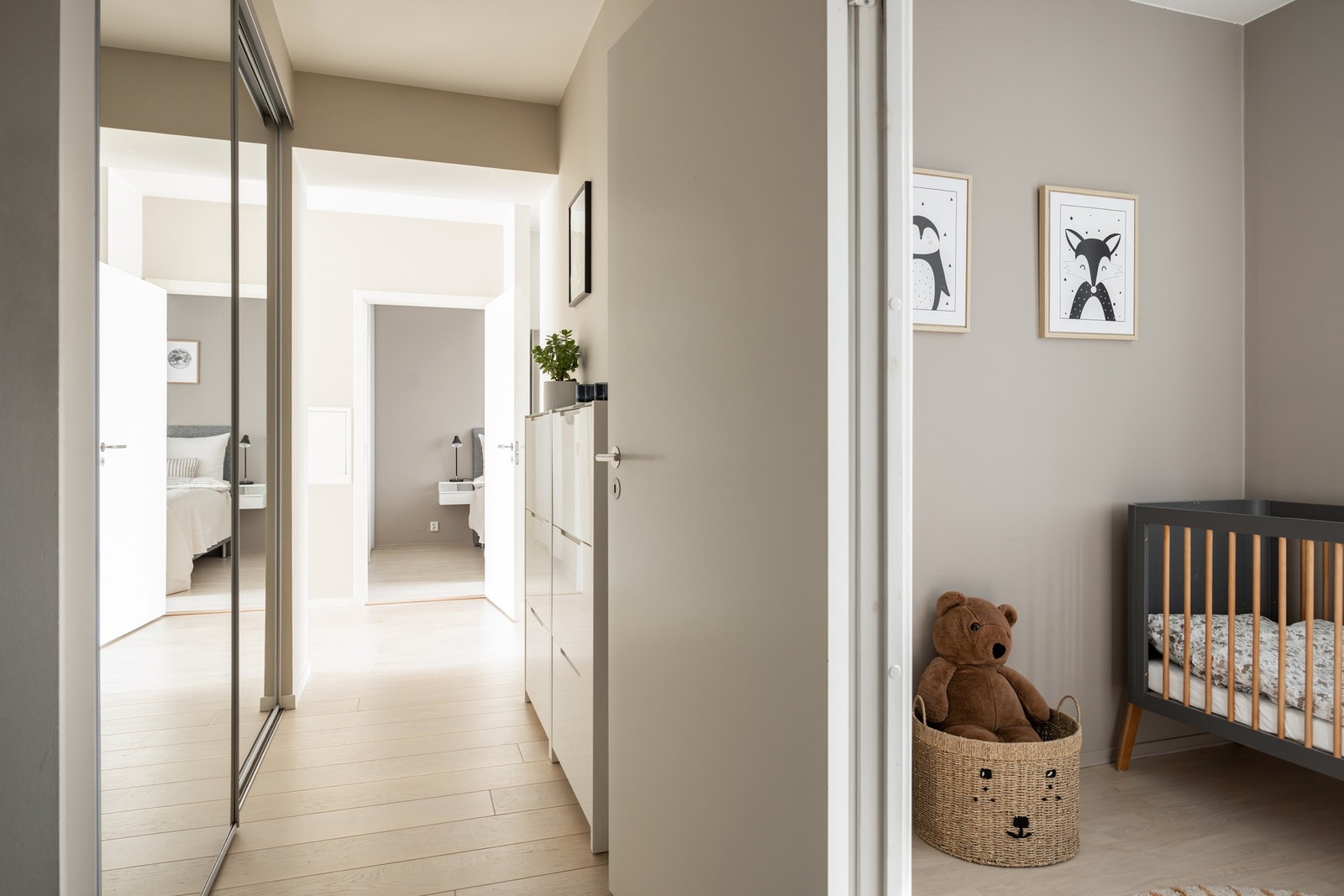 Praktisk og innbydende entré med skyvedørsgarderobe. Galleribilde