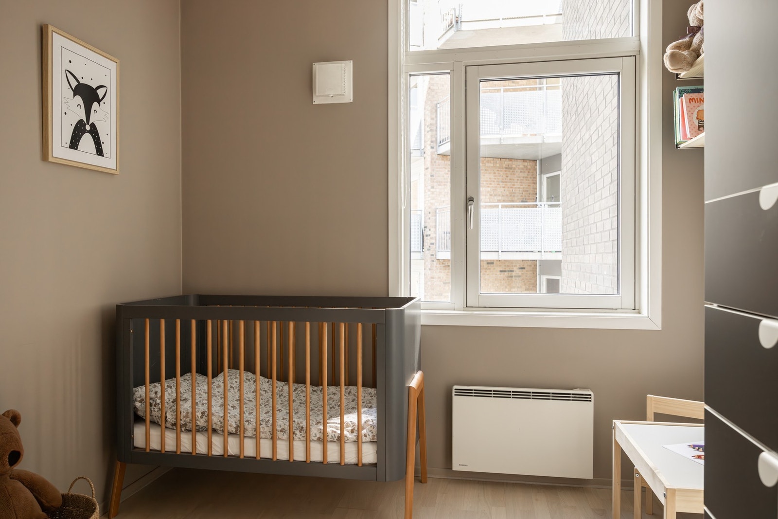 Barnerom for minstemann! Plass til seng, oppbevaring og lekeplass. Galleribilde