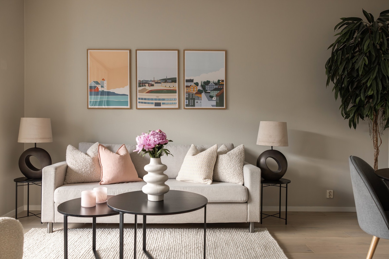 Hele leiligheten ble malt i en moderne fargepalett i 2021. Galleribilde