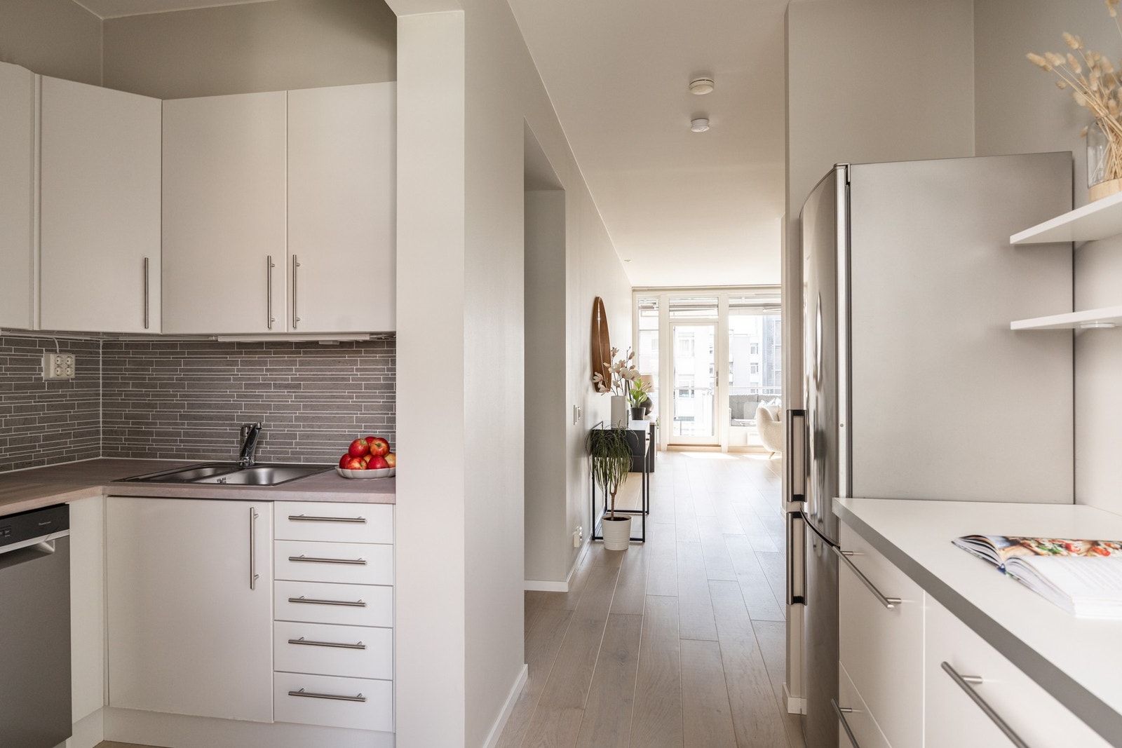 Benkeplaten ble slipt og lakkert i mai 2025. Galleribilde