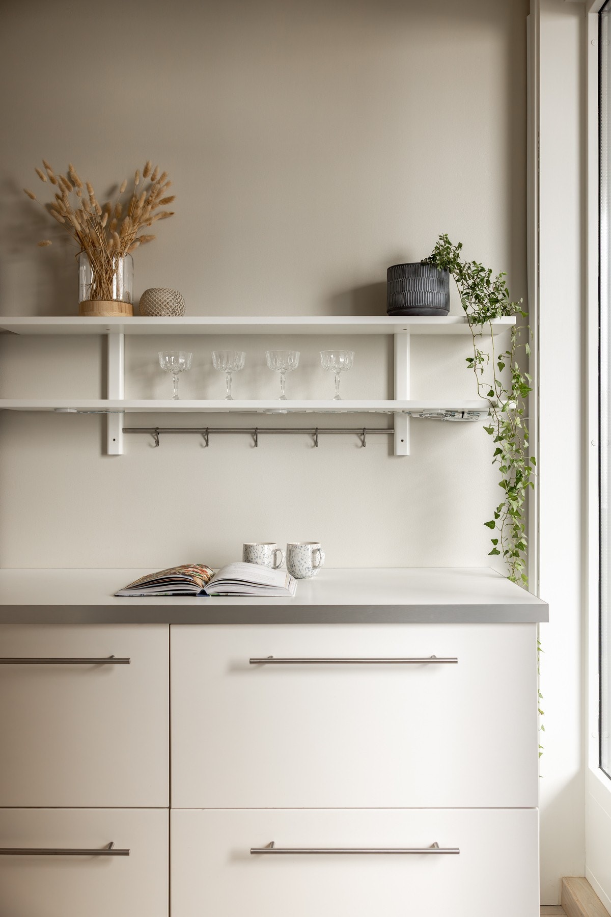 Et innholdsrikt kjøkken med gode arbeidsflater. Galleribilde