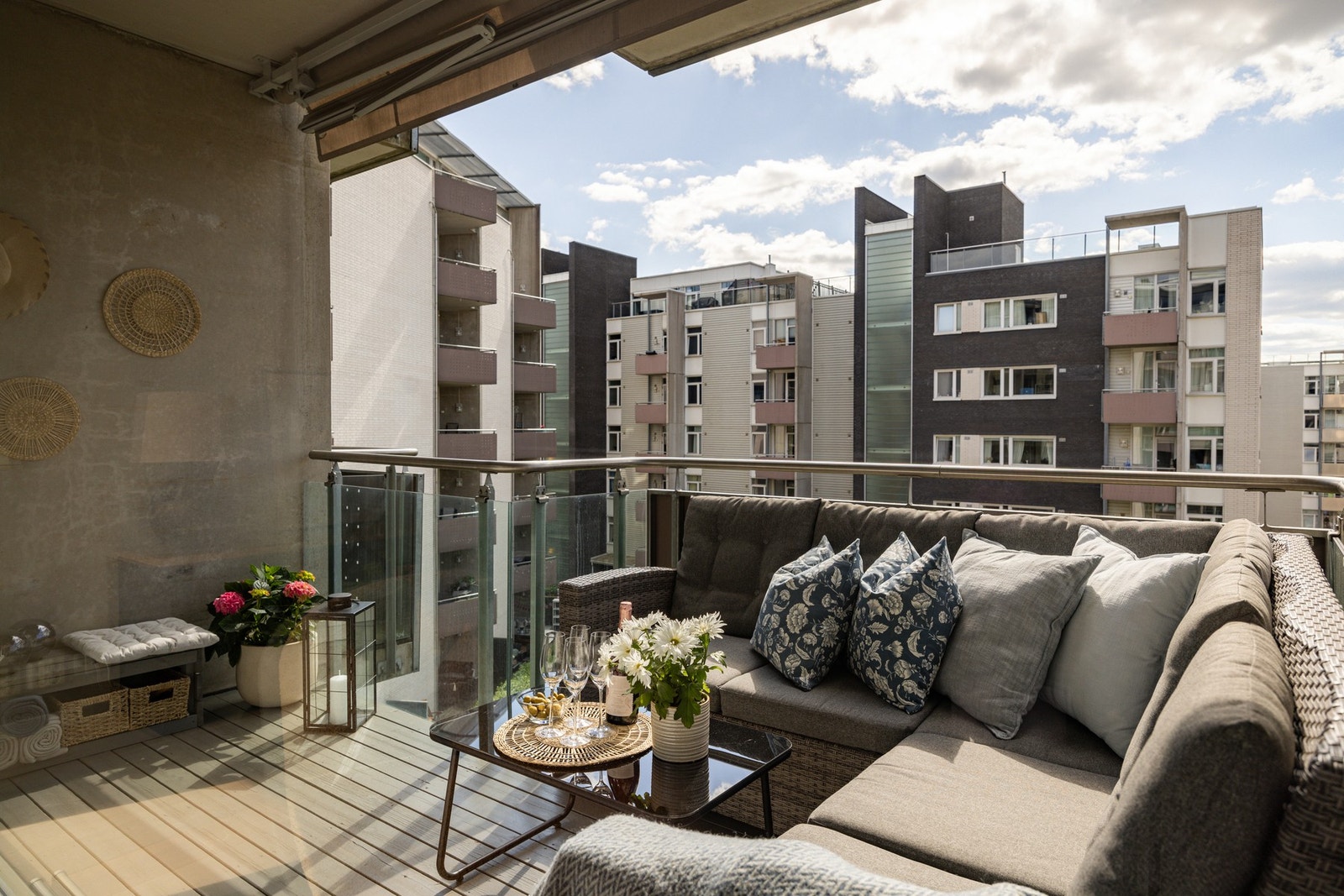 Utgang til to flotte balkonger, en på hver side av leiligheten. Galleribilde