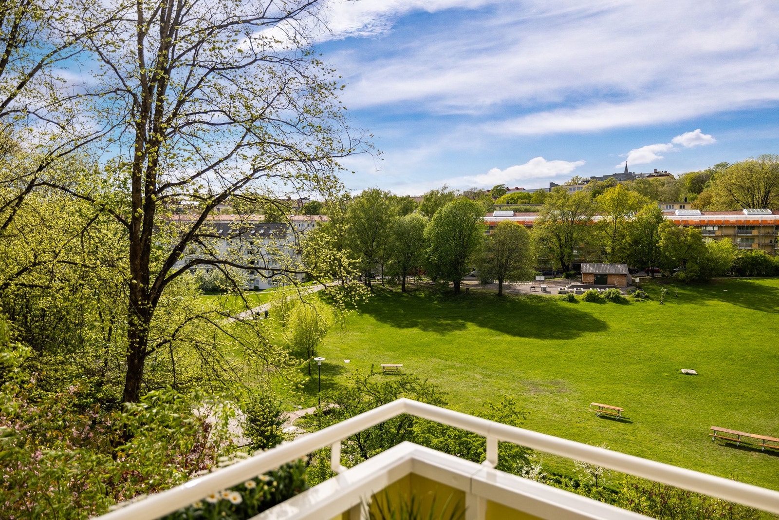 Balkongen fungerer som en naturlig forlengelse av stuen og gir deg muligheten til å trekke ut og nyte frisk luft i rolige og solrike omgivelser. Galleribilde