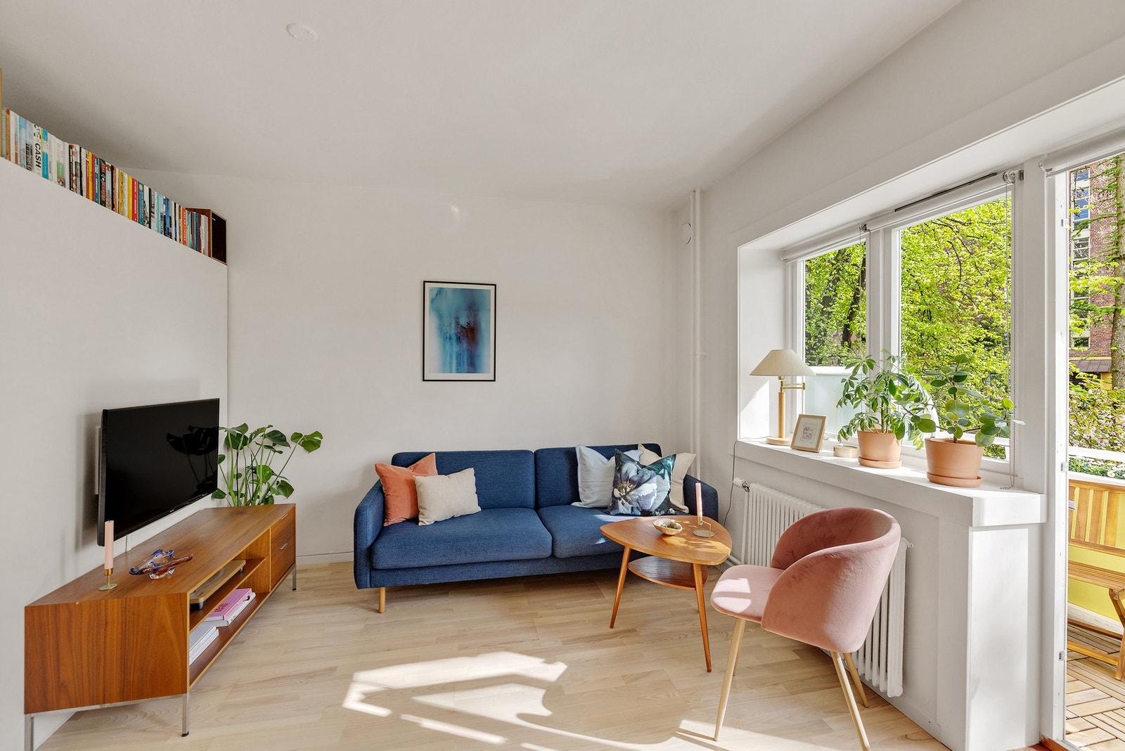 De lyse veggflatene gir rommet et moderne og luftig preg som sammen med de store vindusflatene slipper inn rikelig med naturlig lys. Galleribilde