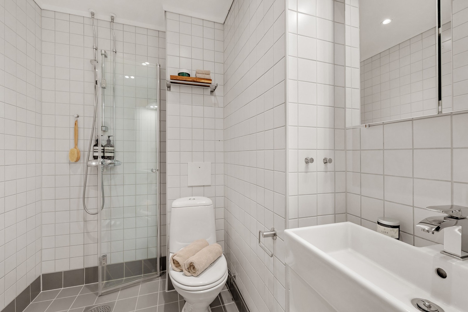 Badet har en dusjløsning med innfellbar glassdør Galleribilde