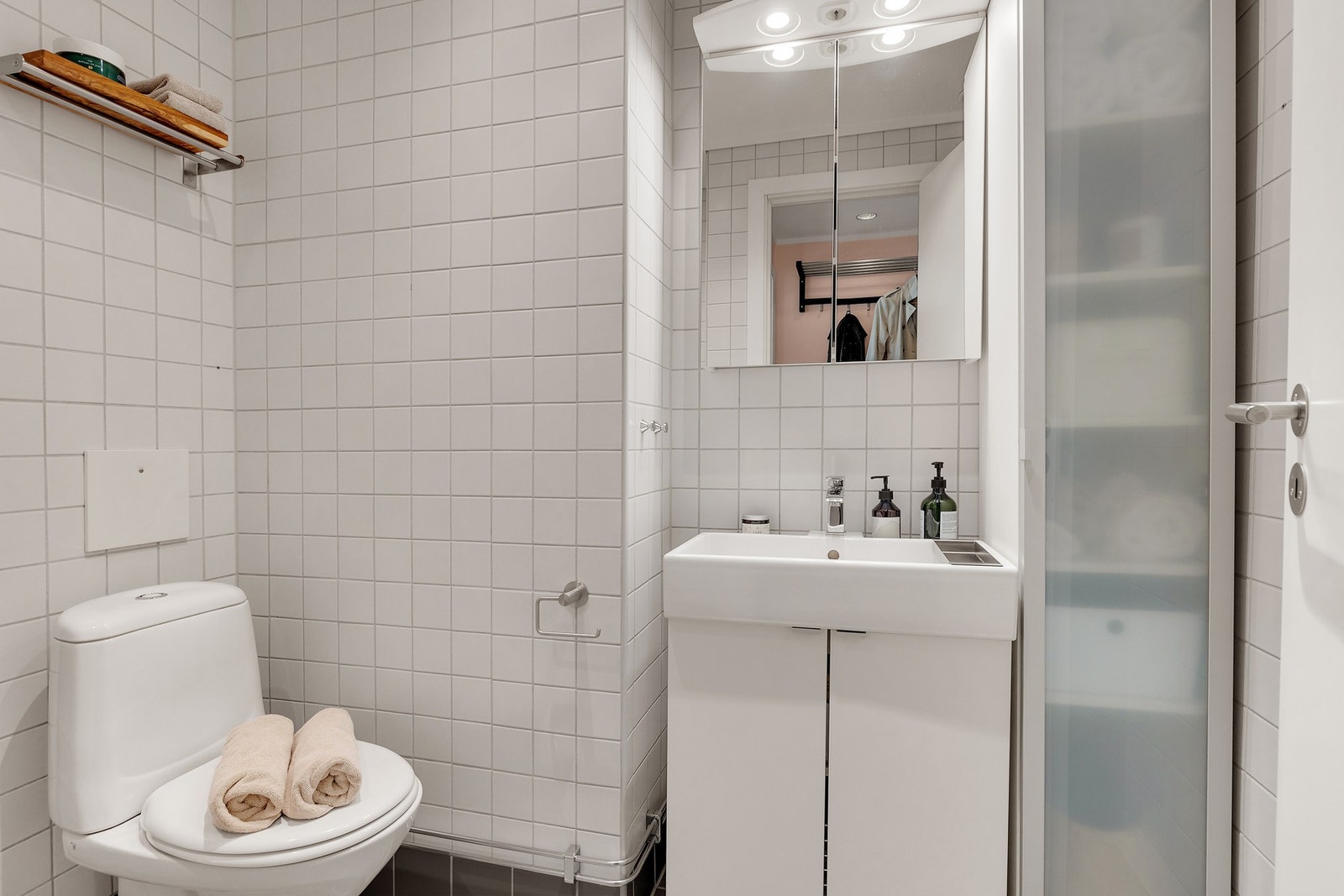 Badet er stilrent og funksjonelt, pusset opp i 2006 som en del av borettslagets oppgraderinger. Galleribilde