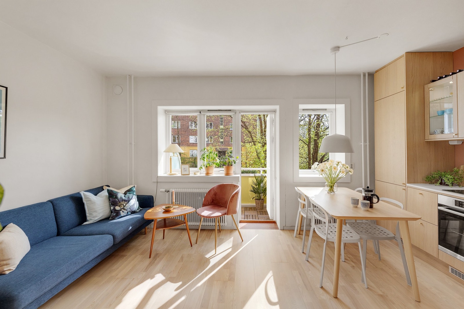 Fra stuen har du direkte adkomst til balkongen, noe som gir en sømløs overgang mellom inne- og uterom. Galleribilde