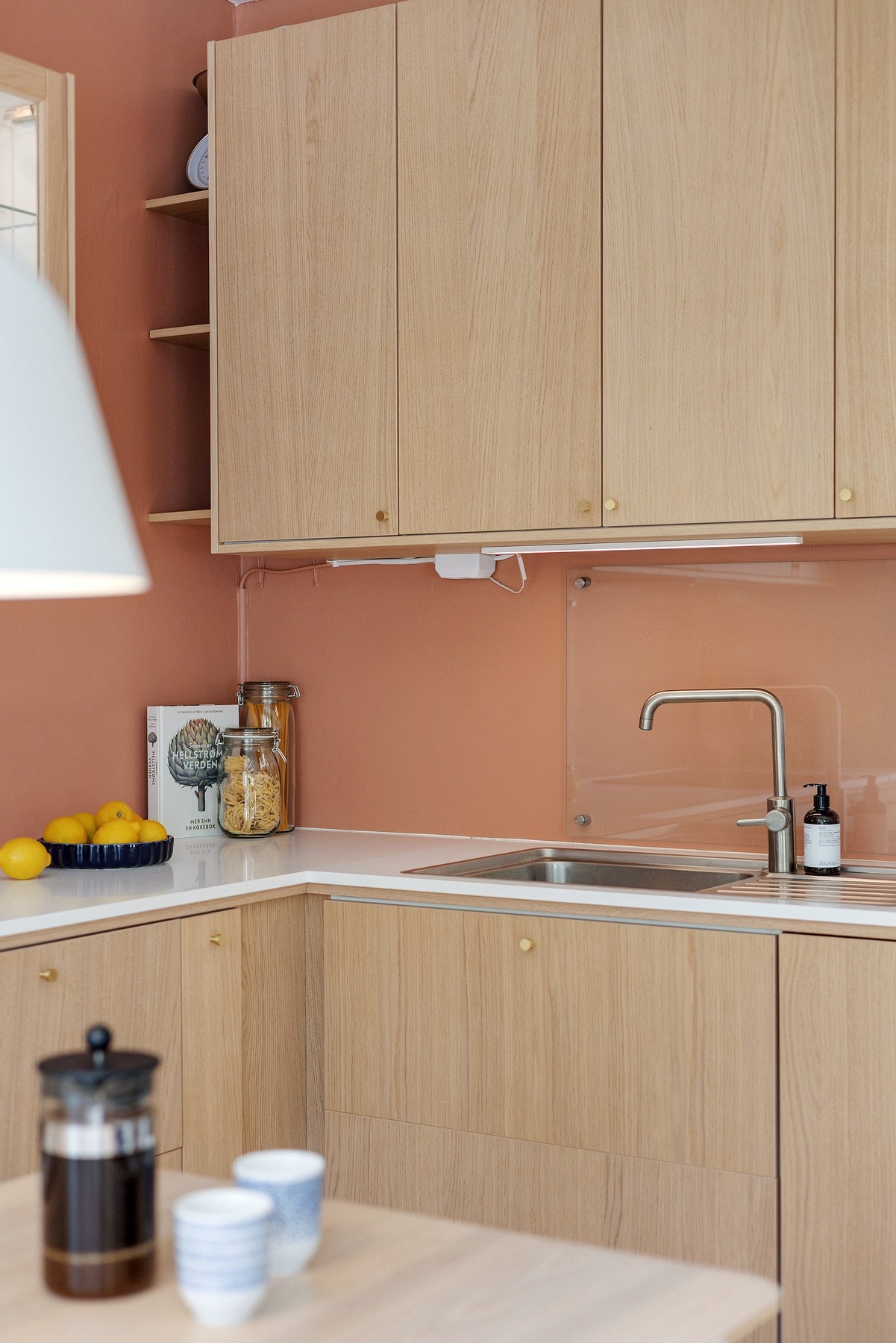 Her er det lagt til rette for gode arbeidsforhold med rikelig benke- og skapplass. Galleribilde