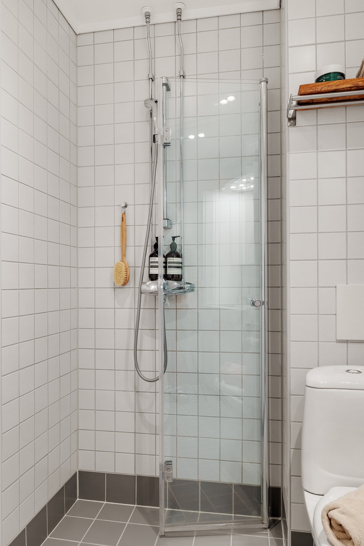 Overflatene er helflisede og gir et moderne og tidløst uttrykk, mens gulvvarmen sørger for god komfort. Galleribilde